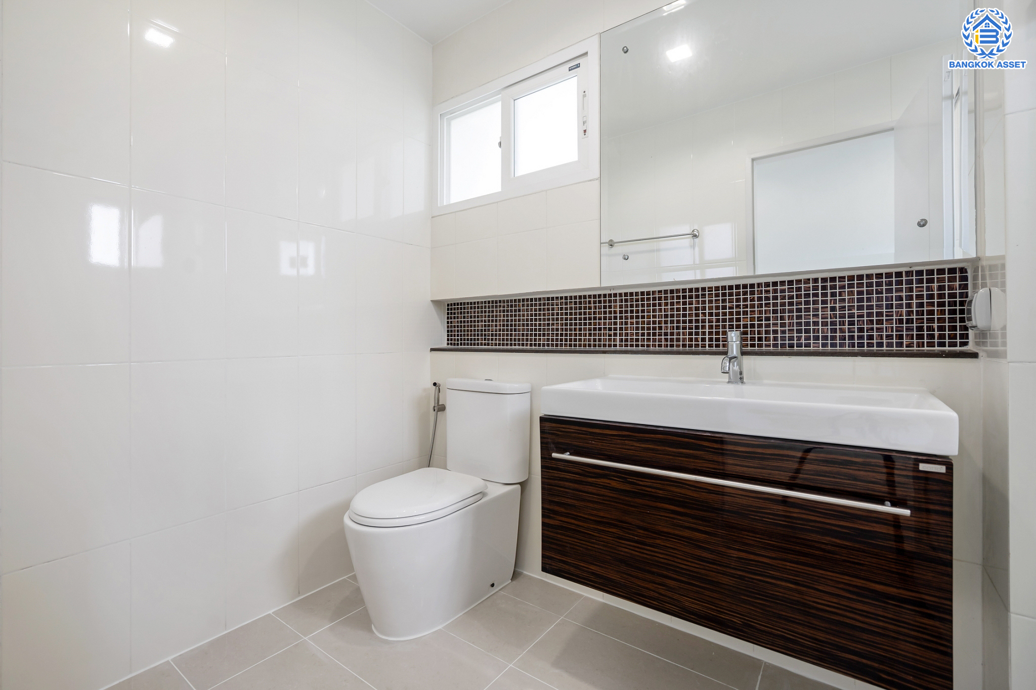 บ้านมือสองตกแต่งใหม่ ม.เดอะเซนโทร วัชรพล บ้านเดี่ยวจากแบรนด์ AP เนื้อที่ 56 ตร.ว. ฟังก์ชัน 3 ห้องนอน 3 ห้องน้ำ จอดรถได้ 2 คัน Facilities ครบครัน บนทำเลเชื่อมต่อหลายเส้นทาง ถ.รามอินทรา ถ.สายไหม และ ถ.พหลโยธิน ใกล้สนามบินดอนเมือง ทางด่วน "รามอินทรา" และรถไฟฟ้าสายสีเขียว "สถานีคูคต"